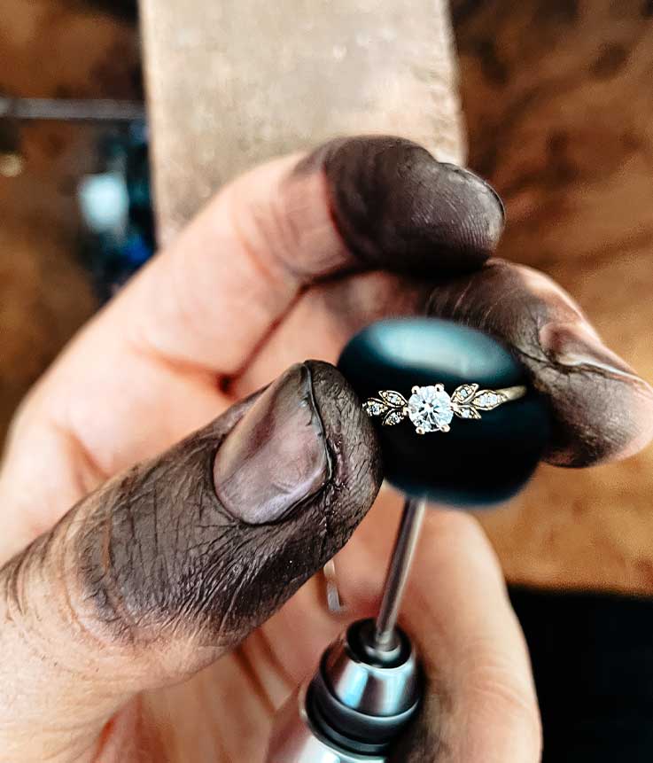 Detailaufnahme vom Polieren eines in Handarbeit angefertigten Verlobungsrings aus recyceltem Gold von Maren Jewellery 