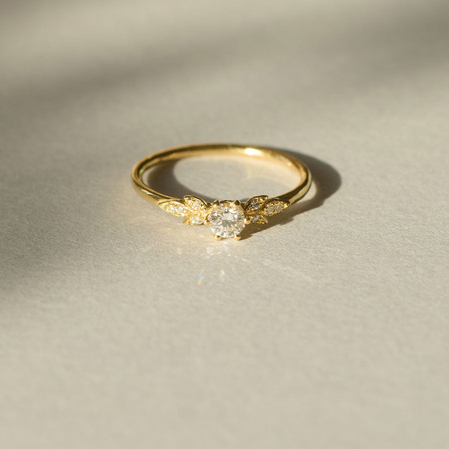 Ein in Deutschland handgemachter Verlobungsring aus Recyclinggold und mit Labordiamanten in filigranem Blättermuster besetzt