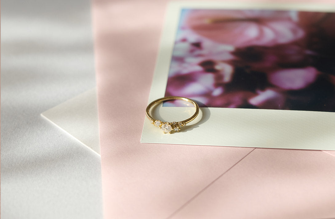 Individuell angefertigter Verlobungsring von Maren Jewellery, der mit vielen Diamanten in Blütenmuster geschmückt ist