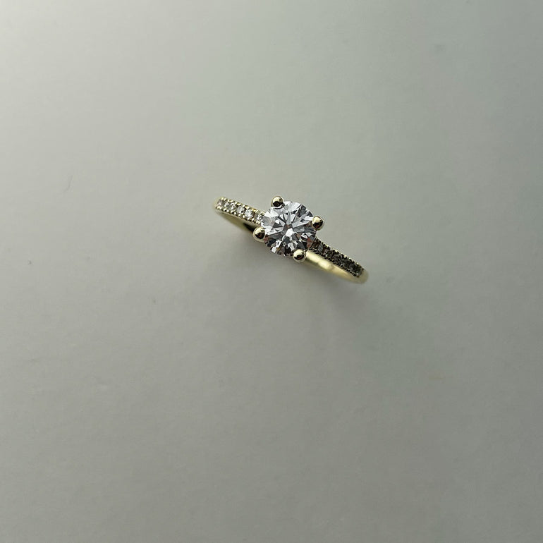 Verlobungsring individuell nach Kundinnen Wunsch designt von Maren Jewellery