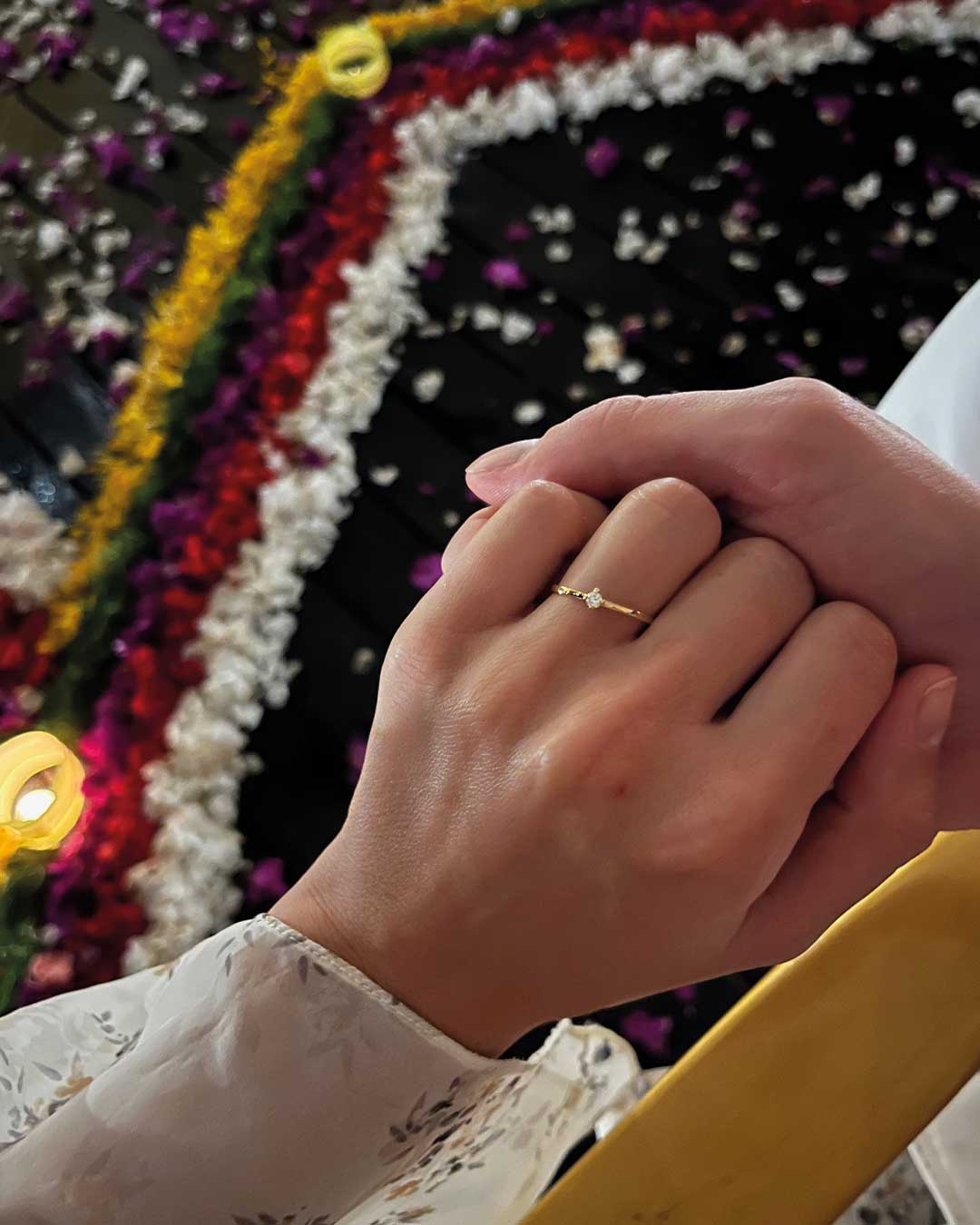 Foto von der Verlobung auf Bali von Kunden mit einem Designer Verlobungsring aus recyceltem Gold und Labordiamanten von Maren Jewellery