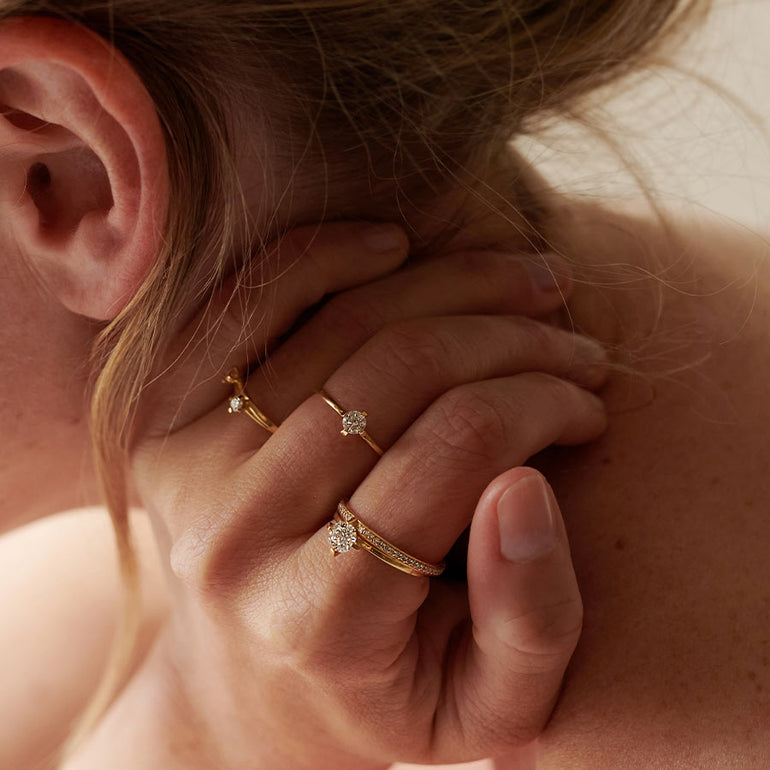 Elegante und zeitlose Verlobungsringe aus recyceltem Gold mit Labordiamant besetzt von  Maren Jewellery an der Hand eines Models