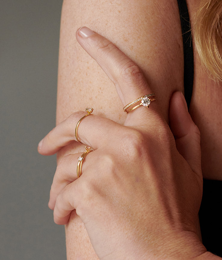 Handmodel zeigt nachhaltige Verlobungsringe von Maren Jewellery mit Labor Diamanten im Brilliant Schliff