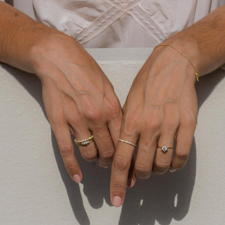 Verlobungsringe und Eheringe aus recyceltem Gold mit Labodiamanten von Maren Jewellery an den Händen eines Models im weißen Kleid