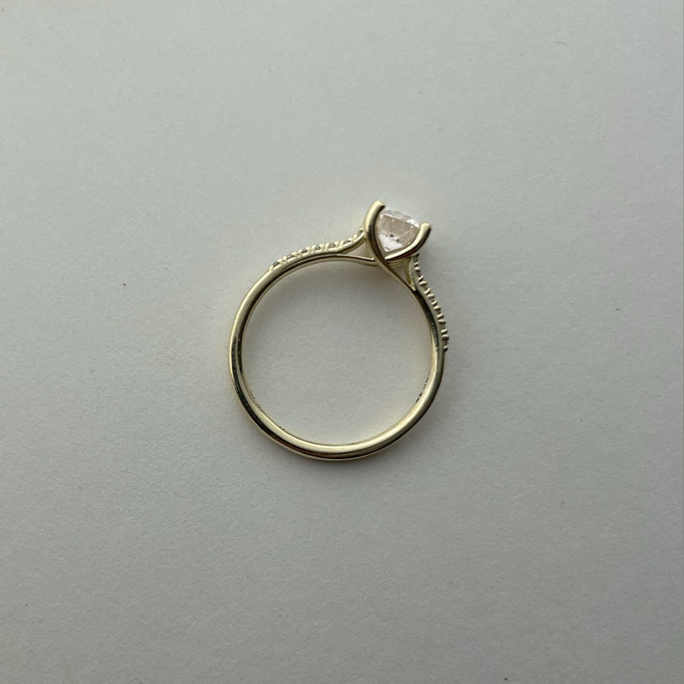 Verschlugener Verlobungsring sonderangefertigt für Kunden von Maren Jewellery