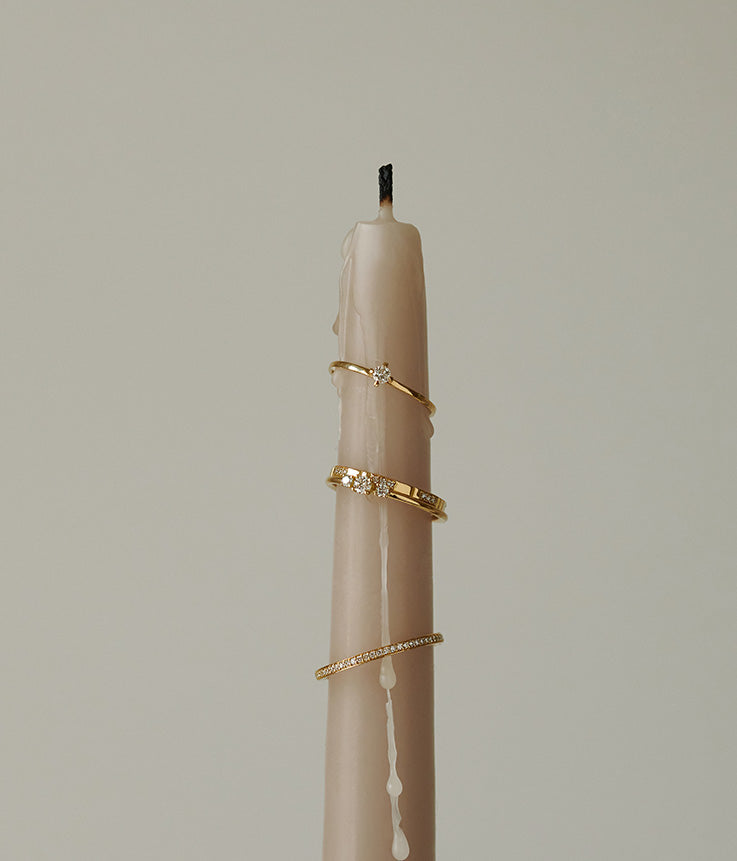 Weihnachtskerze auf der nachhaltige Goldringe stecken