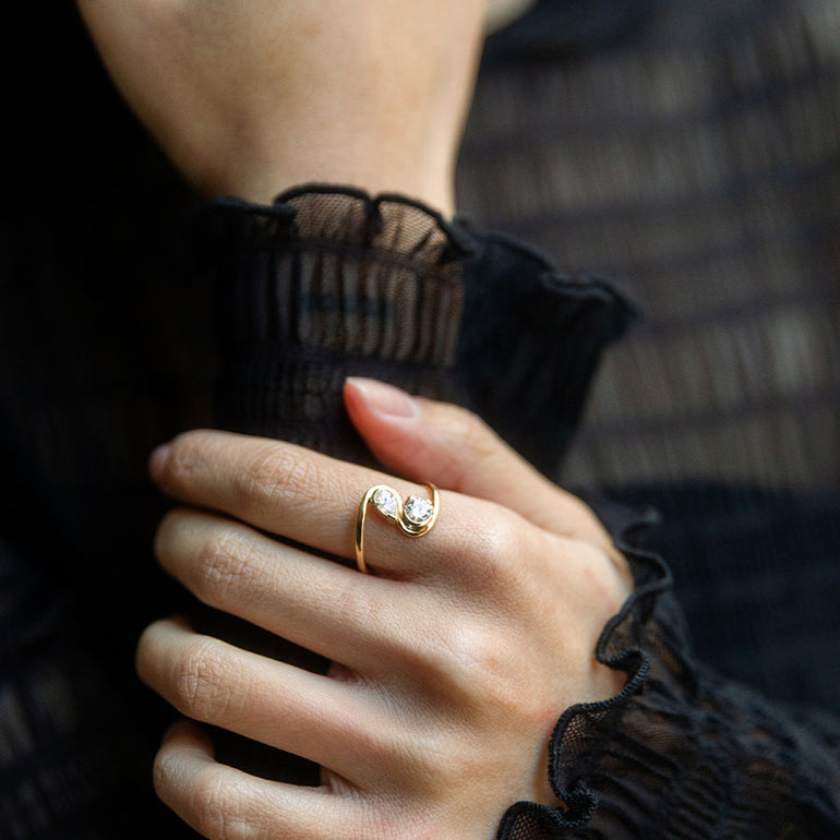 wellen Ring mit 0,8 carat Labordimanten in pear und rund