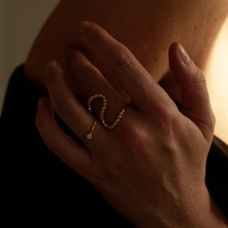 Wellen Ring und nachhaltiger Designer Solitär Ring aus recyceltem Gold mit Labor Diamanten an Frauen Hand