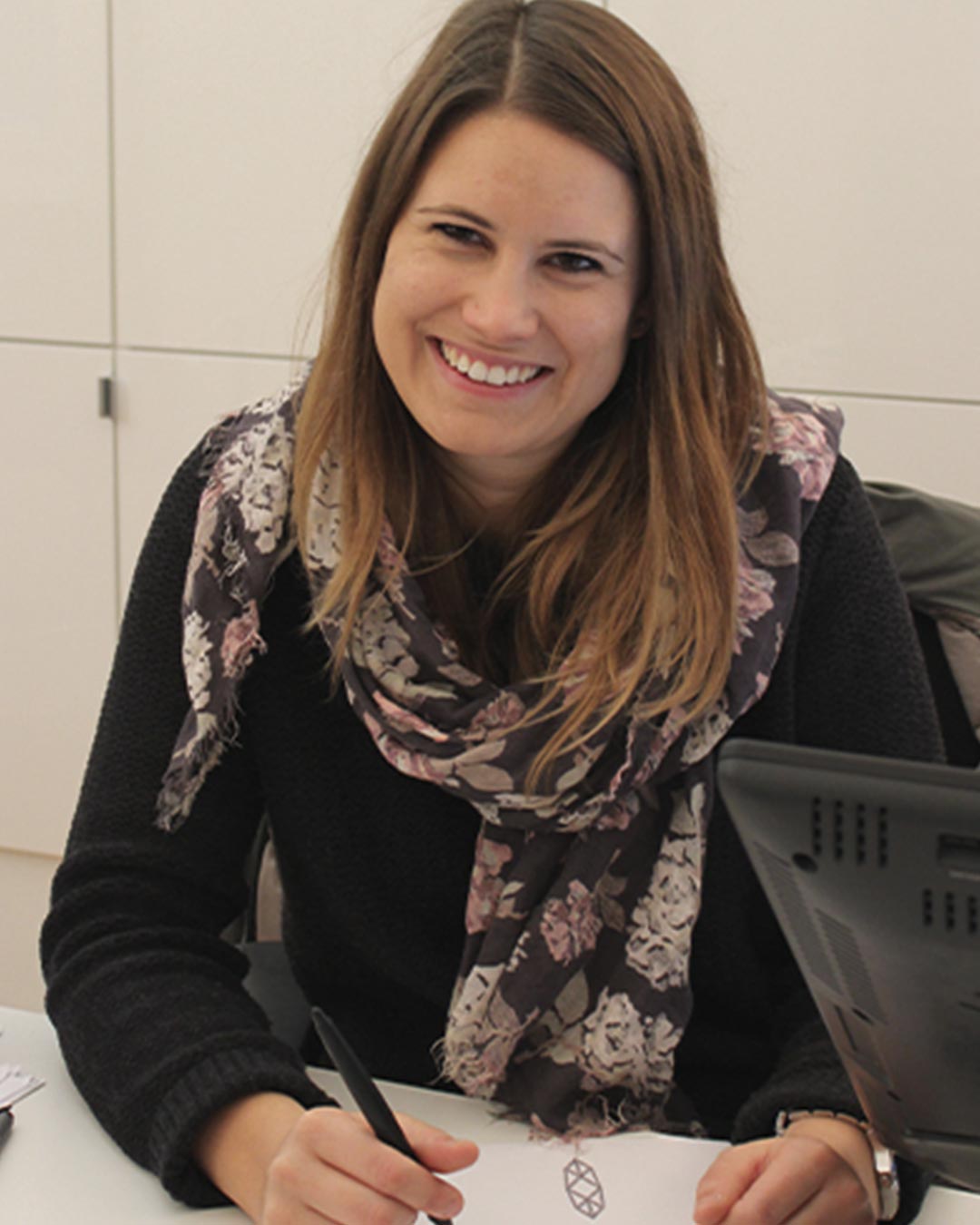 Schmuckdesignerin Helge Maren Hauptmann bei ihrem Studium n Pforzheim