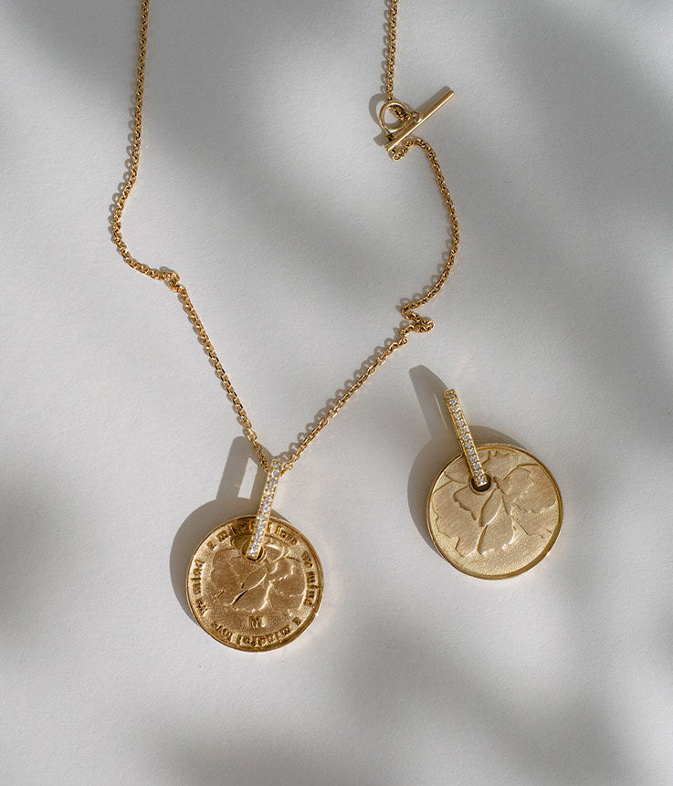 Wilderness Münz-Anhängervon Maren Jewellery aus recyceltem Gold wird mit Vorder- und Rückseite gezeigt