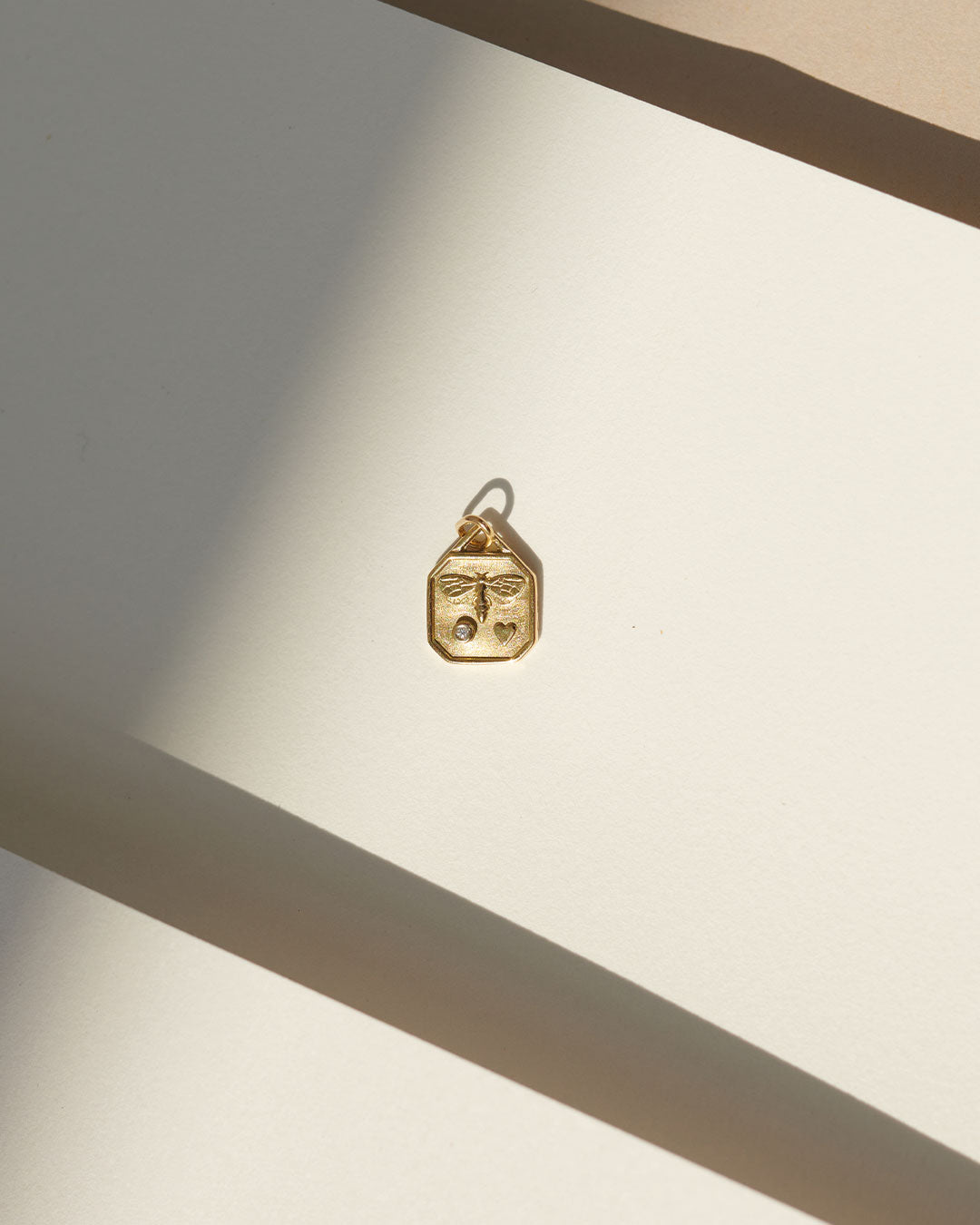 World Gold Day Special Bienen Anhänger von Maren Jewellery aus recyceltem Gold und mit Labordiamant besetzt