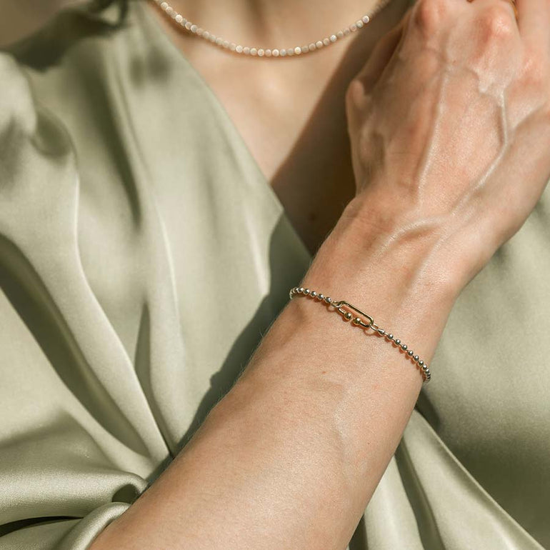 Feines Kugelarmband an Frauenhand