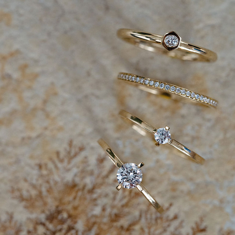 Zeitlose Designer Ringe aus recyceltem Gold und mit handgefassten Labordiamanten von Maren Jewellery