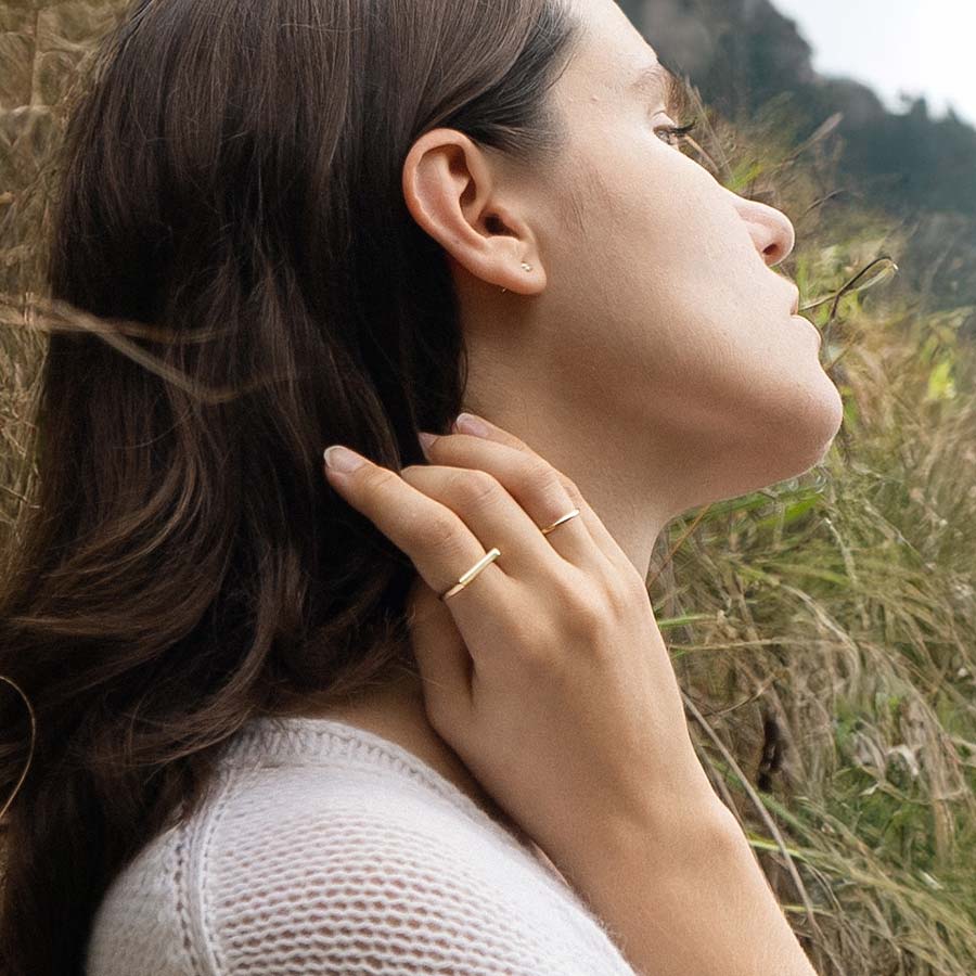 Frau mit Siegelring und Bandring in der Natur