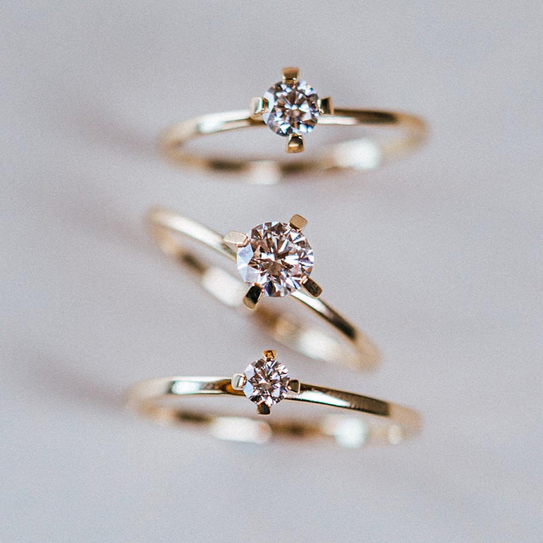 Handgefertigte Solitaire Ringe aus recyceltem Gold mit Labordiamanten besetzt von Maren Jewellery