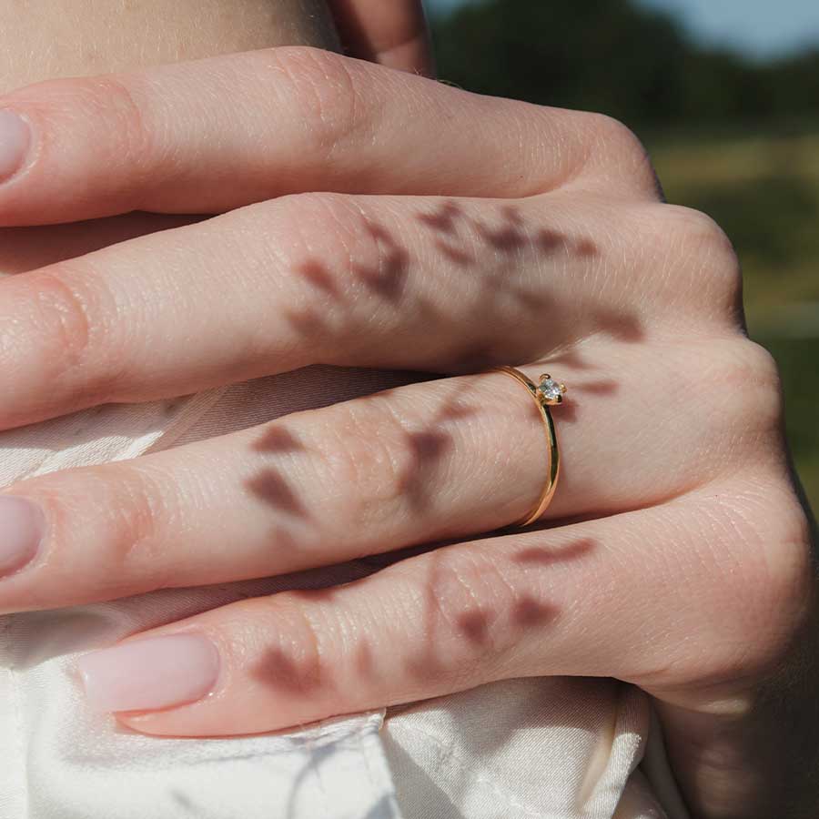 zarter handgemachter Designer Verlobungsring aus recyceltem Gold und mit Labordiamant von Maren Jewellery