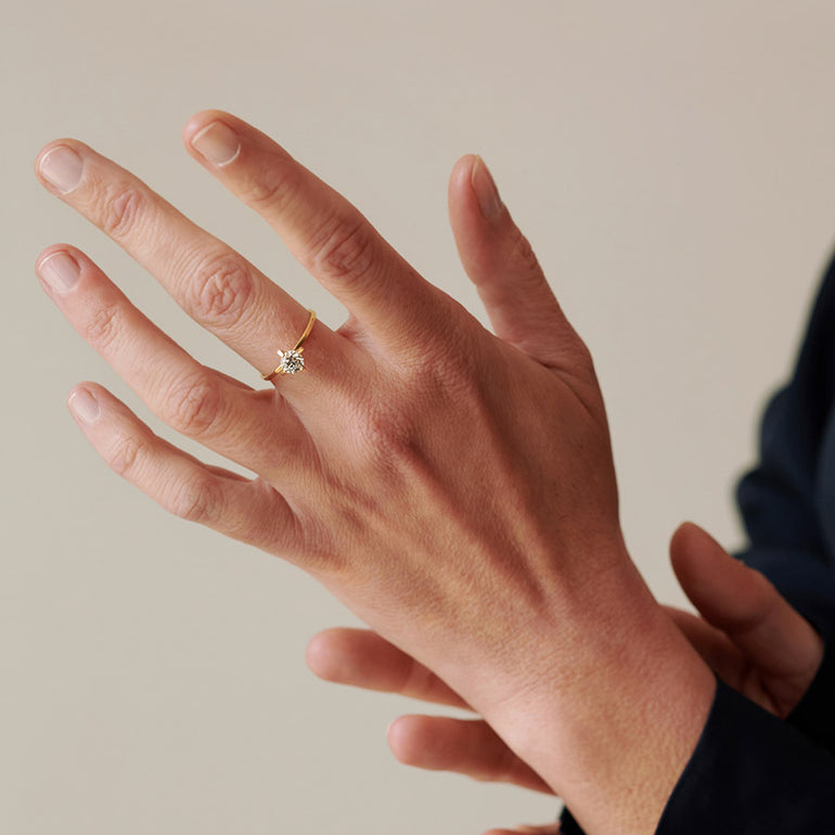 Handgefertigter Designer solitäring aus recyceltem Gold und Labordiamant von  Maren Jewellery an der Hand eines Models