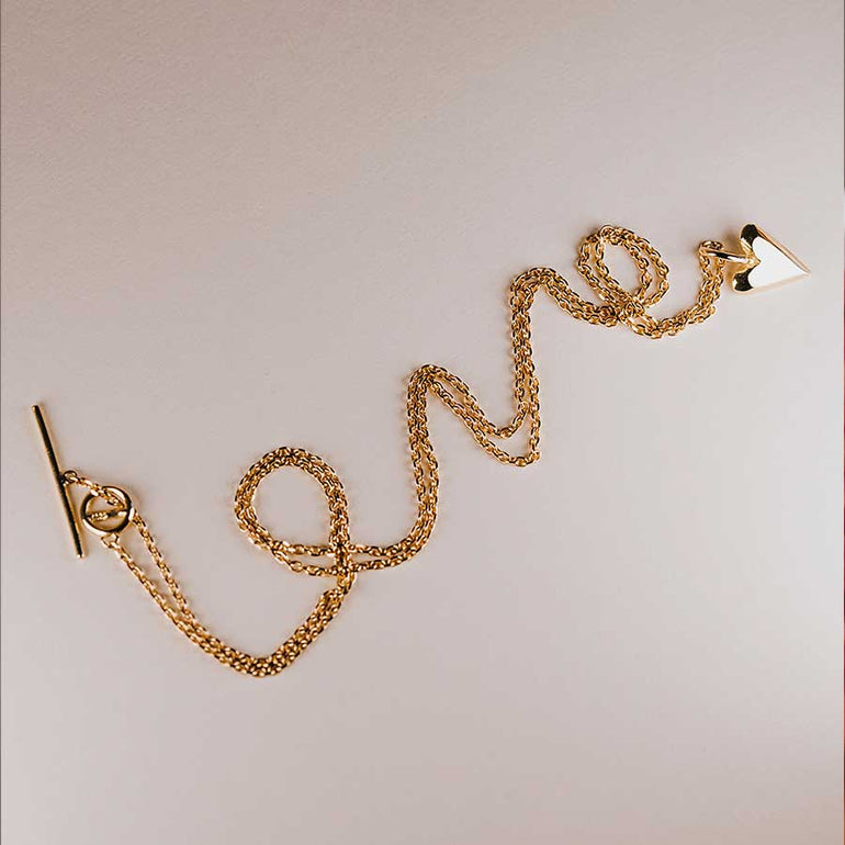 Kette mit Herz Anhänger zum Worl Love gelegt