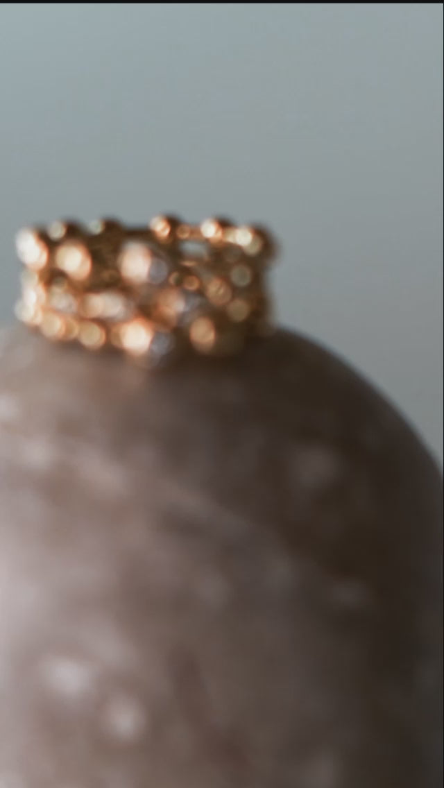 Nachhaltige Kugelringe aus recyceltem Gold von Maren Jewellery