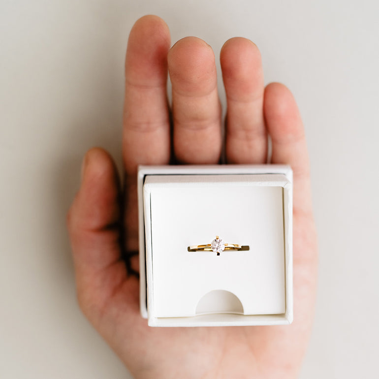 Solitäring aus recyceltem Gold und Labordiamant von  Maren Jewellery wird in einer Schmuckschachtel aus Papier präsentiert