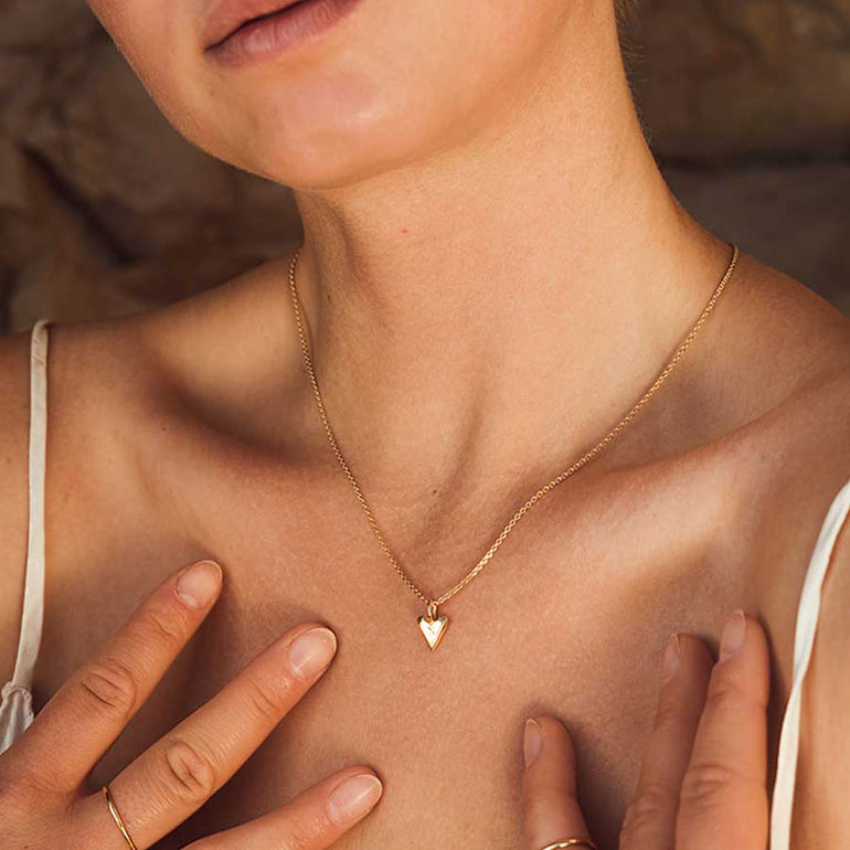 Goldene Herz Kette von Frau getragen