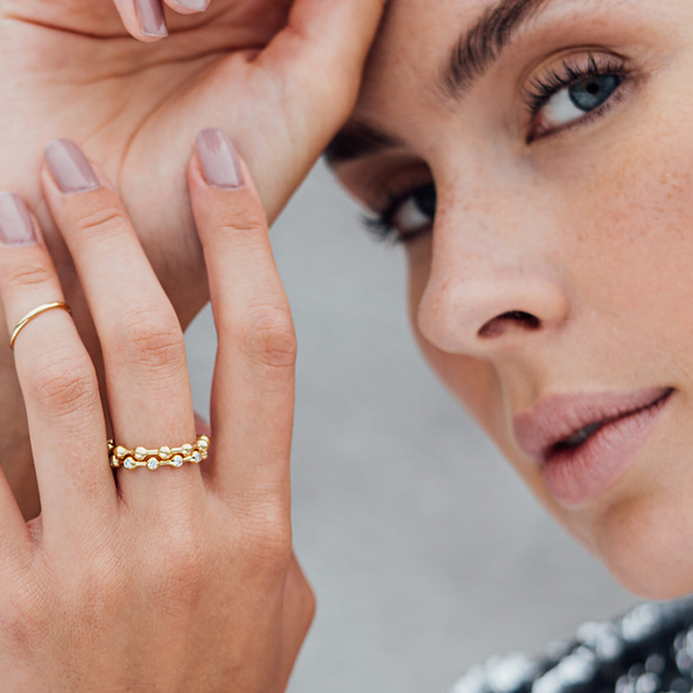 Model mit Ring Stacking aus Cosmic Infinity Ring und Sphere Kugelring