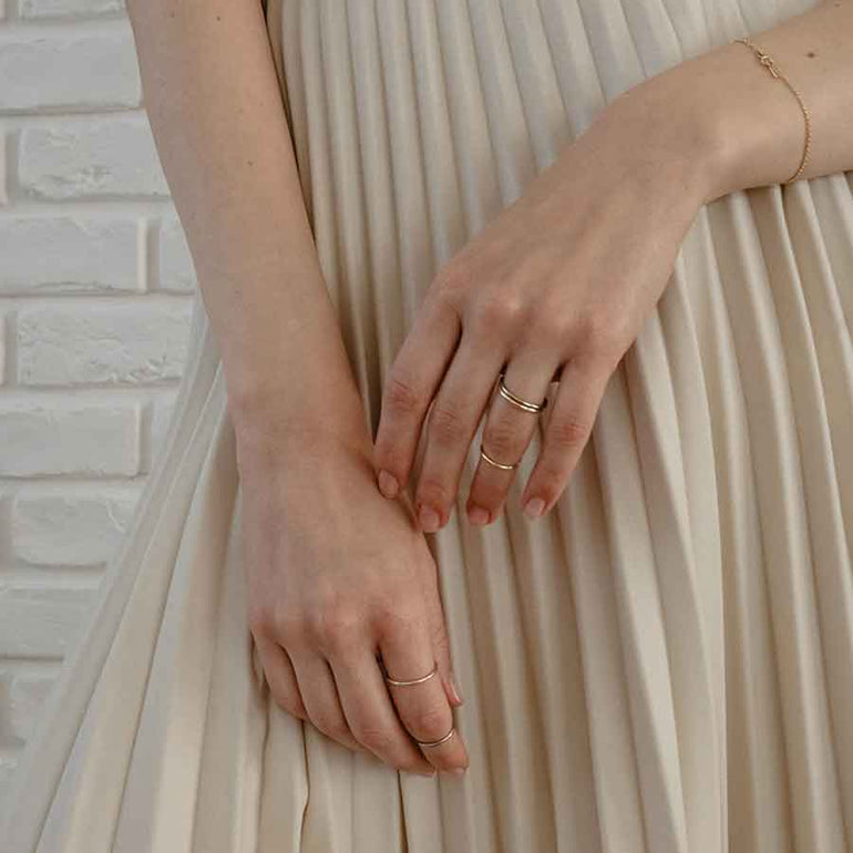 Schmaler Ehering von Maren Jewellery an verschiedenen Fingern von Model