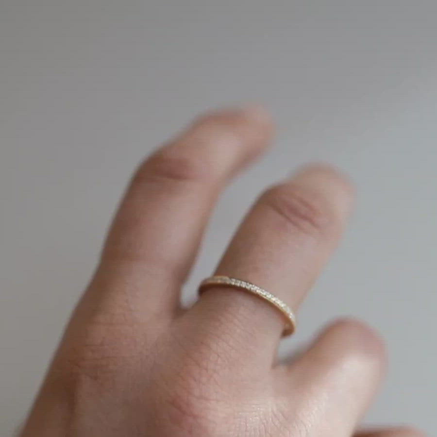 Nachhaltiger Eternity Ring von Maren Jewellery am Finger